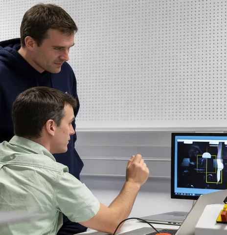 Ingenieros trabajando con un sistema de visión artificial